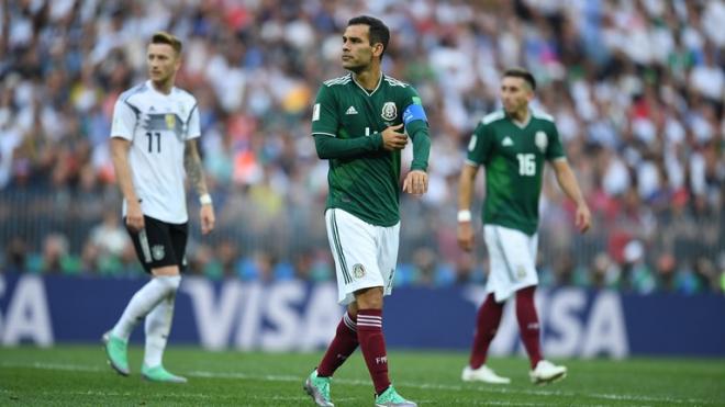Rafa Márquez se coloca la banda de capitán durante el partido ante Alemania del Mundial de Rusia 2018.