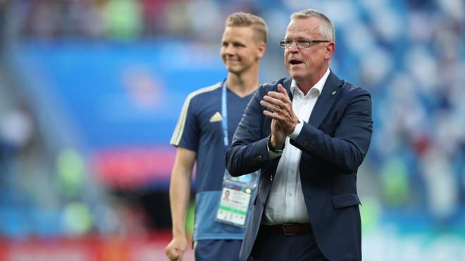 El seleccionador sueco Jan Andersson aplaude tras la victoria de su país por 1-0 ante Corea del Sur en el Mundial de Rusia 2018.