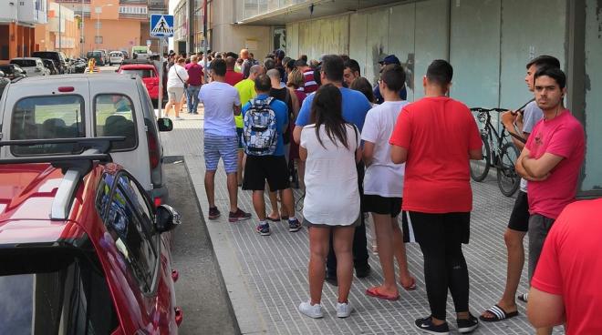 Colas en el Carranza para ver el Cádiz B (Foto: Jaime Vera).