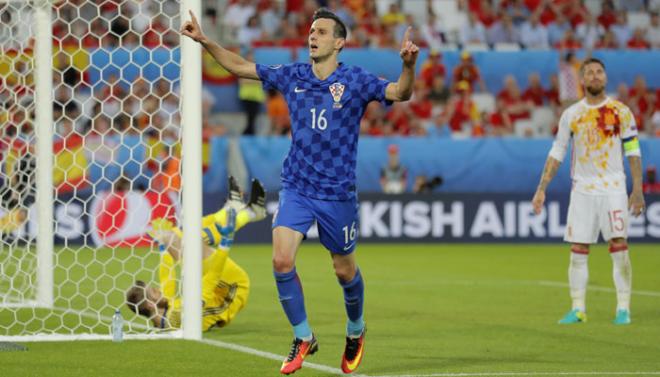 Kalinic celebra un gol con Croacia en la Eurocopa de 2016 contra España.