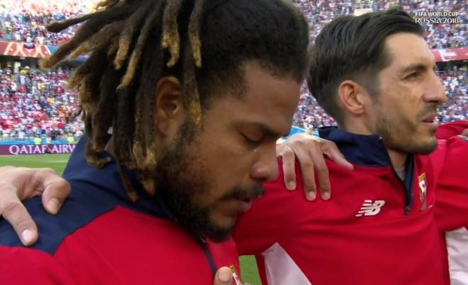 Román Torres llora mientras suena el himno de Panamá en su debut en el Mundial de Rusia 2018.