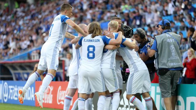 Los jugadores de Islandia celebran el gol ante Argentina.