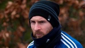 Leo Messi con cara de frío en un entrenamiento de Argentina.