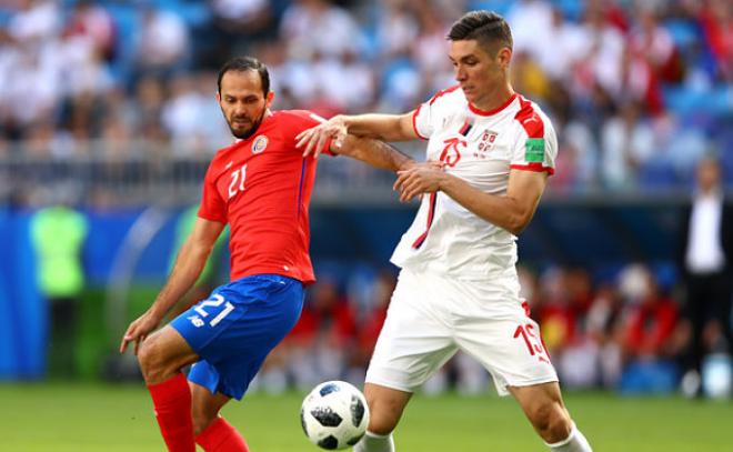 Nikola Milenkovic pelea una pelota en el partido entre Serbia y Costa Rica del Grupo E del Mundial de Rusia 2018.