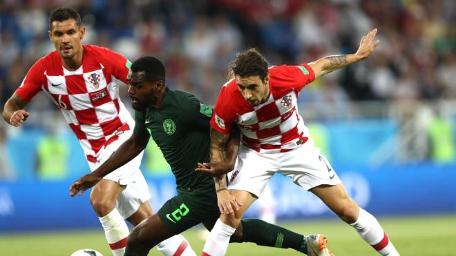 Vrsaljko e Idowu pelean por un balón durante el Croacia-Nigeria.
