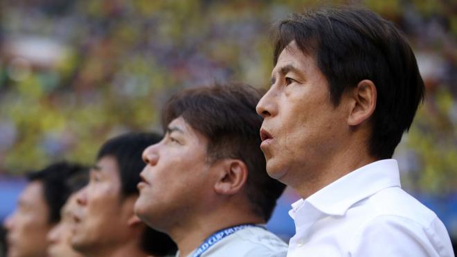 Akira Nishino y sus ayudantes poco antes de que comience el partido ante Colombia.