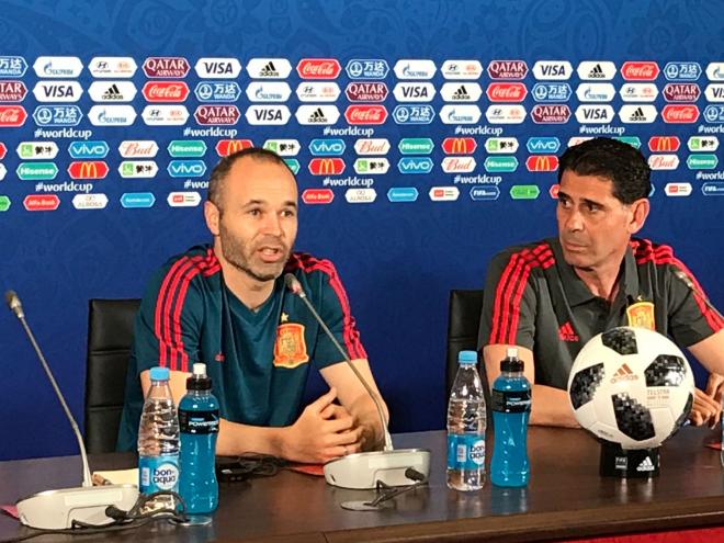Andrés Iniesta comparece en rueda de prensa en Kazán junto a Fernando Hierro antes del España-Irán.