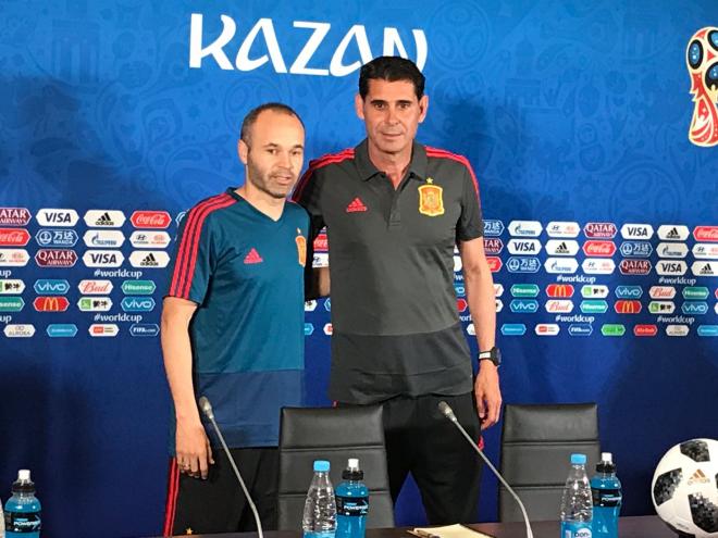 Andrés Iniesta y Fernando Hierro posan en la rueda de prensa previa al partido de España ante Irán en Kazán.