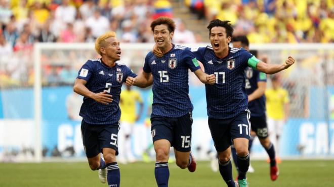 Nagatomo, Hasebe y Osako celebran el segundo gol de Japón ante Colombia.