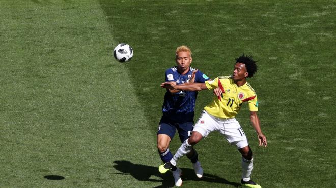 Nagatomo y Cuadrado pelean por un balón durante el Colombia-Japón del Mundial de Rusia.