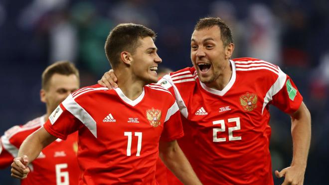 Dzyuba y Zobnin festejan un gol de Rusia.