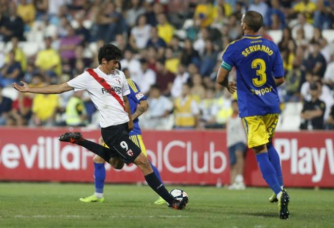 Carlos Fernández va a golpear el balón en un partido contra el Cádiz.