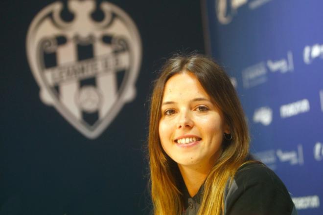 Claudia Zornoza, en su presentación con el Levante UD Femenino.