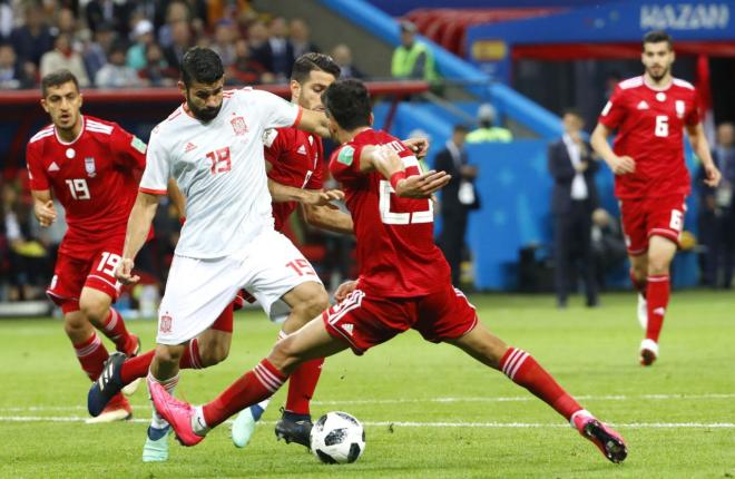 Diego Costa pelea en la jugada del gol de España ante Irán en el Mundial de Rusia.