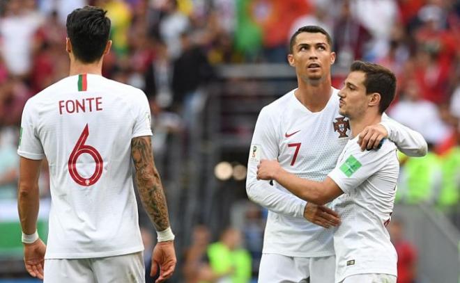 Cristiano Ronaldo abraza a Cedric después del Portugal-Marruecos de la fase de grupos del Mundial de Rusia.