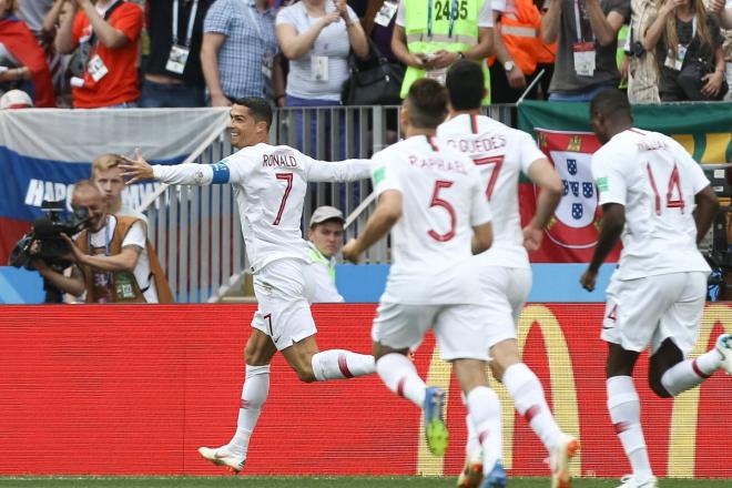 Guedes corre tras Cristiano en el 1-0 de Portugal ante Marruecos.