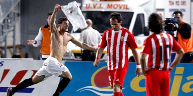 Rodri Ríos, pretendido por el Real Oviedo, celebra el gol agónico que le dio la victoria y la Champions al Sevilla en el descuento ante el Almería (Foto: EFE).