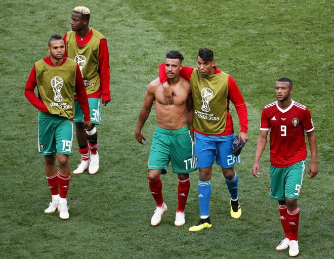 En-Nesyri, con sus compañeros tras la derrota ante Portugal.