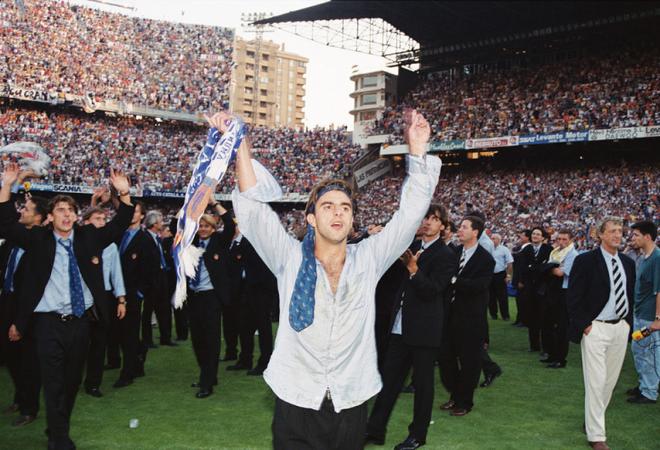 El Valencia CF celebra su título de campeón de Copa del Rey en Mestalla (1999). (Foto: Valencia CF)