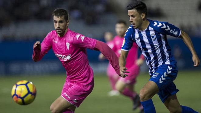 El centrocampista Javi Muñoz avanza con el esférico durante un partido del Lorca ante el Córdoba esta pasada temporada.