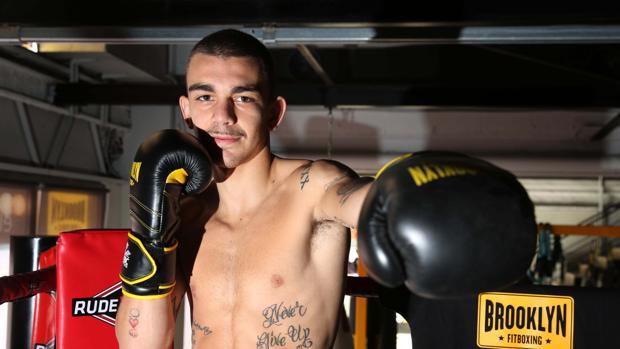 El boxeador de Etxebarri Jon Fernández trabajando en el gimnasio espera una fecha.
