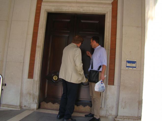 Francisco Mendoza y Paco Muñoz llaman a la puerta del Ayuntamiento de Huelva. Foto: Viva Huelva