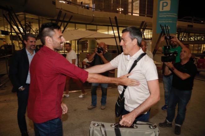 Muñiz saluda a Juan Rodríguez a su llegada.