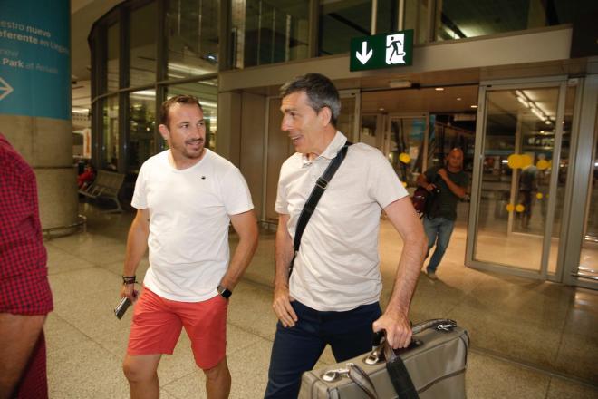 Muñiz, a su llegada a Málaga, junto al delegado Josemi.