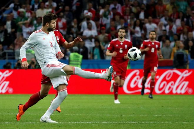 Gerard Piqué golpea la pelota en el partido de España ante Irán en el Mundial de Rusia 2018.