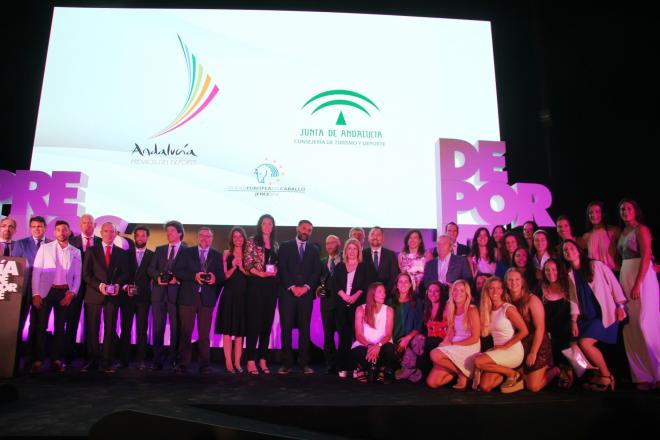 Foto de familia con los galardonados en los Premios Andalucía de los Deportes.