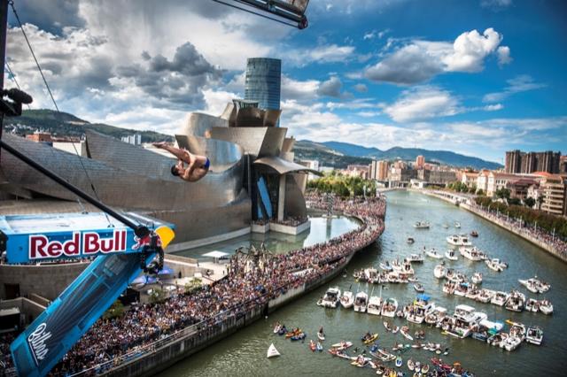 Un saltador vuela ante el Guggenheim de Bilbao.