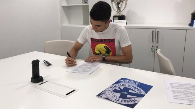 Sergio Ortuño, Ortu, firma su nuevo contrato con el Deportivo. El joven mediapunta de Elda formará parte del Fabril (Foto: ElDesmarque).