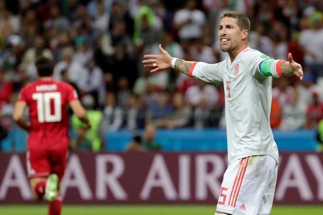 Sergio Ramos discute una jugada del encuentro del Irán-España correspondiente a la fase de grupos del Mundial de Rusia.