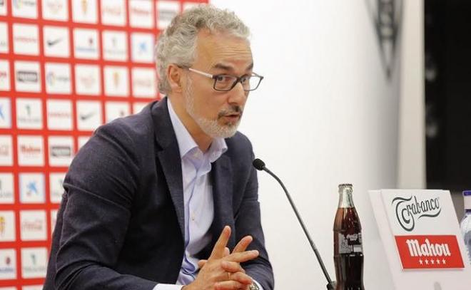 El director deportivo del Sporting, Miguel Torrecilla, durante una rueda de prensa en el Sporting.
