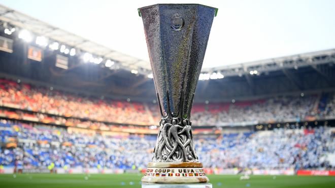 El trofeo de la Europa League que busca ganar el Sevilla FC.