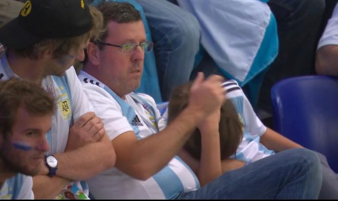 Los aficionados argentinos se muestran decepcionados con la derrota de su selección.