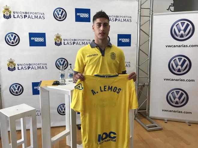 El defensor gallego posa con la camiseta de Las Palmas como nuevo jugador amarillo.