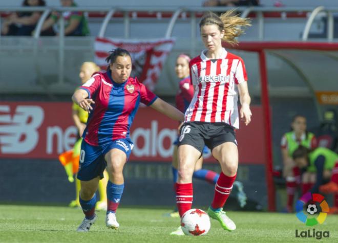 Charlyn Corral del Levante UD Femenino contra el Athletic Club (LaLiga Santander).