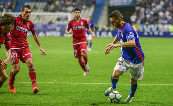 David Rocha avanza con el esférico durante un partido del Real Oviedo ante el Zaragoza esta temporada.