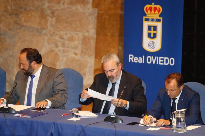 El presidente del Real Oviedo, Jorge Menéndez Vallina, junto a algunos consejeros.