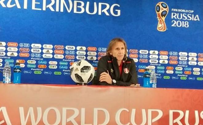 Gareca comparece ante los medios de comunicación tras el Francia-Perú del Mundial de Rusia.