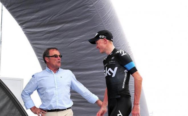 Conversación entre Bernard Hinault y Chris Froome en el podio de una etapa del Tour de Francia.