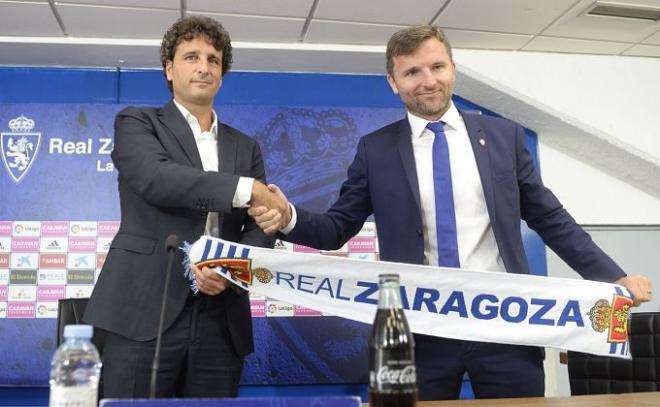 El nuevo técnico del Real Zaragoza, Imanol Idiakez, posa junto al director deportivo Lalo Arantegui durante la presentación