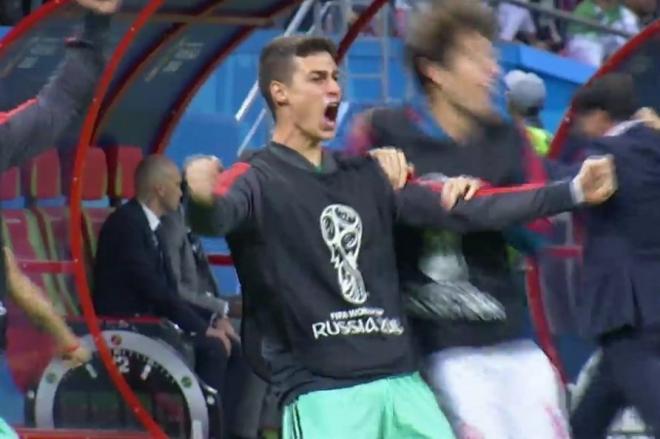 Kepa celebra en el banquillo el gol de Diego Costa a Irán.