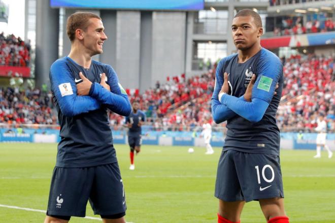 Mbappé celebra junto a Griezmann su gol en el Francia-Perú del Mundial de Rusia.