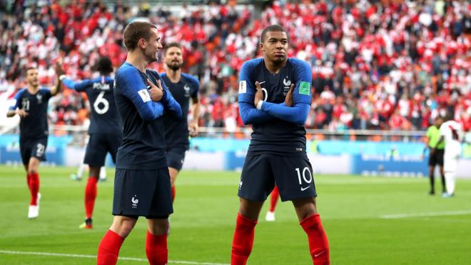 Mbappé y Griezmann celebran el gol de Francia ante Perú.