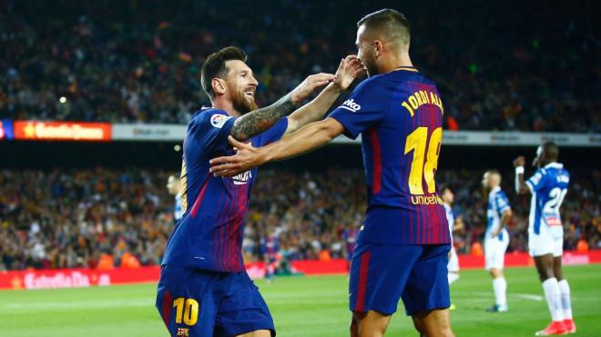 Leo Messi y Jordi Alba celebran un gol con el Barcelona ante el Espanyol.