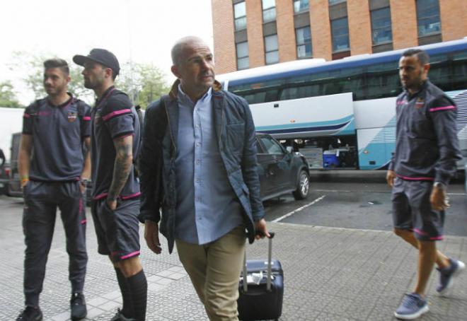 Paco López bajando del autobús. (Foto: Levante UD)