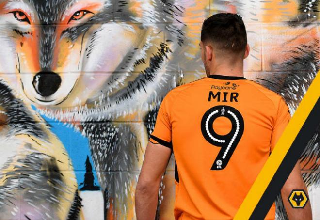 Rafa Mir, jugador del Wolverhampton, dejó 2.7 millones de euros en las arcas del club.