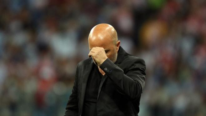 El seleccionador argentino Jorge Sampaoli se lamenta durante el partido ante Croacia en el Mundial de Rusia 2018.